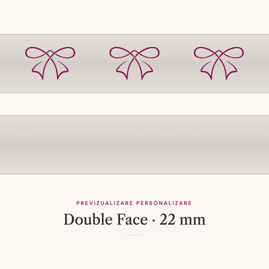 Panglică satinată Double Face 22 mm — previzualizare a personalizării, cu simbolul Ribonia imprimat pe panglică