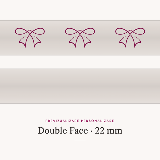 Panglică satinată Double Face 22 mm — previzualizare a personalizării, cu simbolul Ribonia imprimat pe panglică