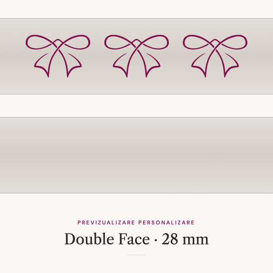 Panglică satinată Double Face 28 mm — previzualizare a personalizării, cu simbolul Ribonia imprimat pe panglică