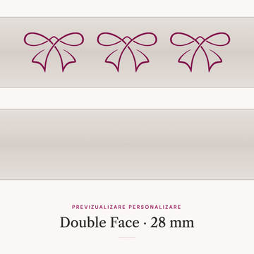Panglică satinată Double Face 28 mm — previzualizare a personalizării, cu simbolul Ribonia imprimat pe panglică