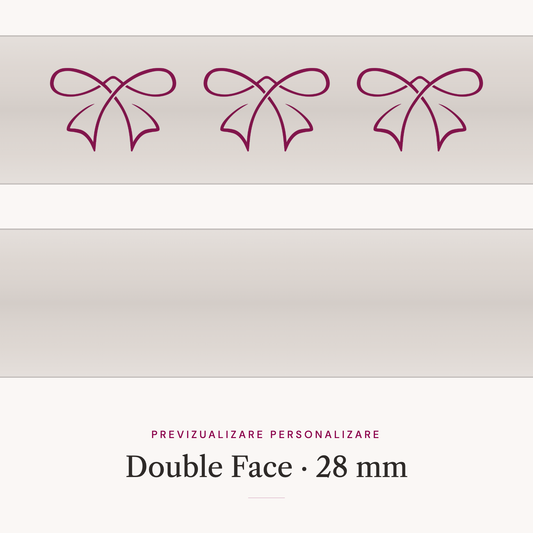Panglică satinată Double Face 28 mm — previzualizare a personalizării, cu simbolul Ribonia imprimat pe panglică