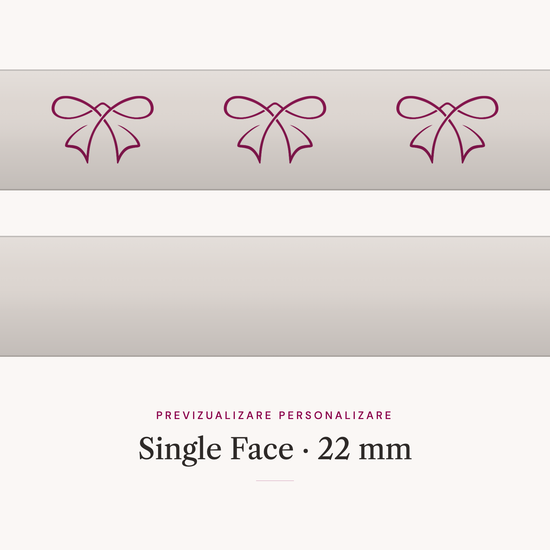 Panglică satinată Single Face 22 mm — previzualizare a personalizării, cu simbolul Ribonia imprimat pe panglică