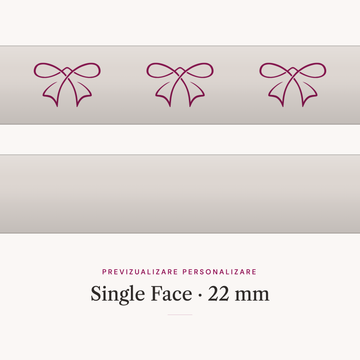 Panglică satinată Single Face 22 mm — previzualizare a personalizării, cu simbolul Ribonia imprimat pe panglică