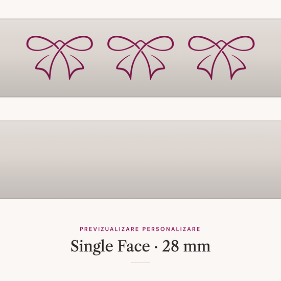 Panglică satinată Single Face 28 mm — previzualizare a personalizării, cu simbolul Ribonia imprimat pe panglică