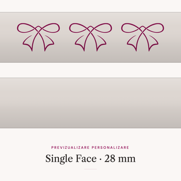 Panglică satinată Single Face 28 mm — previzualizare a personalizării, cu simbolul Ribonia imprimat pe panglică