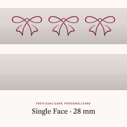 Panglică satinată Single Face 28 mm — previzualizare a personalizării, cu simbolul Ribonia imprimat pe panglică